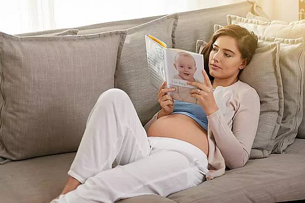 Mujer embarazada leyendo